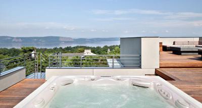 Tetőterasz jacuzzival - erkély / terasz ötlet, modern stílusban