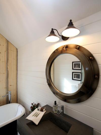 Hajóablak formájú tükör a fürdőben - fürdő / WC ötlet, modern stílusban