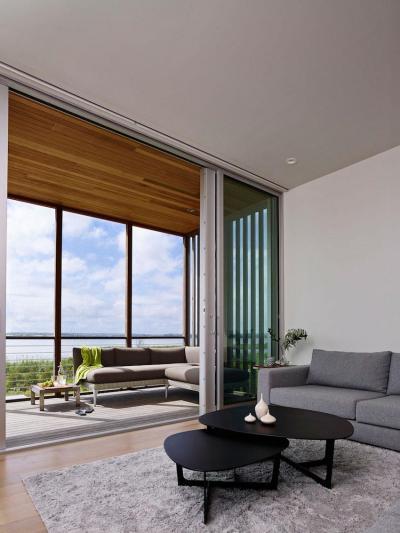 Beépített erkély - nappali ötlet, modern stílusban