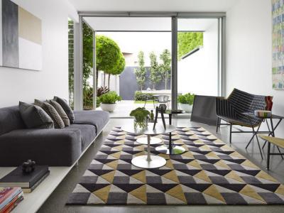 Kilátással a belső kertre - nappali ötlet, modern stílusban