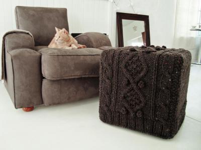 Sötétbarna kötött puff - nappali ötlet, modern stílusban