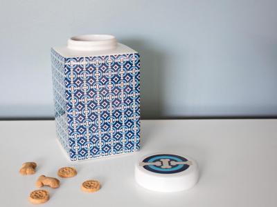 Kék-fehér kutyaeledel tartó - belső továbbiak ötlet, modern stílusban