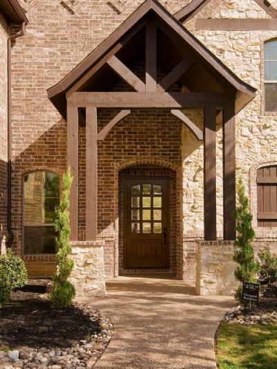 Nyeregtetős előtető - bejárat ötlet, klasszikus stílusban