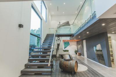 Modern lépcső és boroshordó asztal - belső továbbiak ötlet, modern stílusban