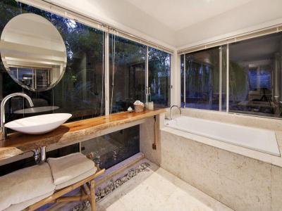 Óriási ablakok3 - fürdő / WC ötlet, modern stílusban