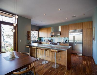 Szép fapadló és fa konyhabútor - konyha / étkező ötlet, modern stílusban