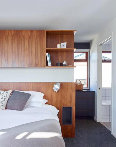 Gardrób az ágy mögött - háló ötlet, modern stílusban