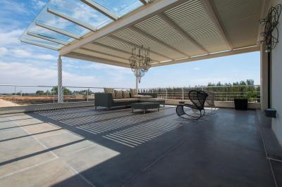 Fedett terasz - erkély / terasz ötlet, modern stílusban