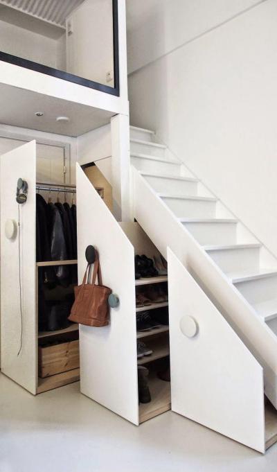 Rejtett tárolás lépcső alatt - előszoba ötlet, modern stílusban