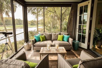 Tóparti veranda - erkély / terasz ötlet, modern stílusban