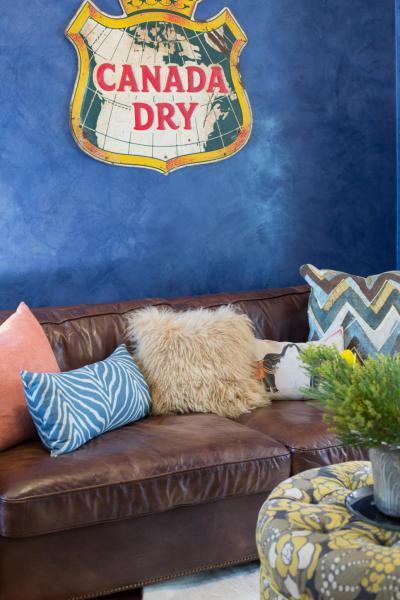 Eklektikus nappali bőrkanapéval és díszpárnákkal - belső továbbiak ötlet