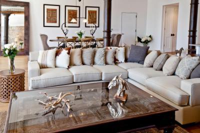 Sarokkanapé rengeteg díszpárnával - belső továbbiak ötlet