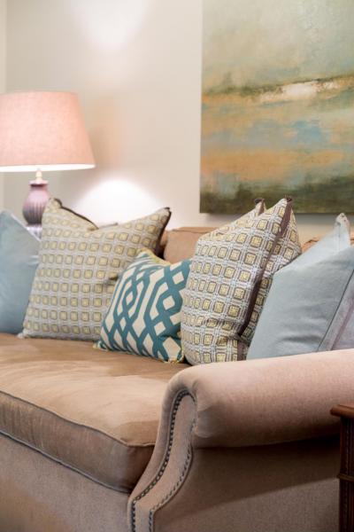 Díszpárna elrendezés a bézs kanapén - belső továbbiak ötlet, klasszikus stílusban