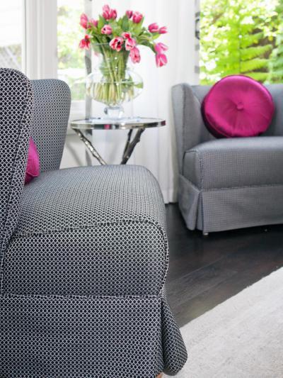 Szürke és ciklámen színek a nappaliban - belső továbbiak ötlet, modern stílusban