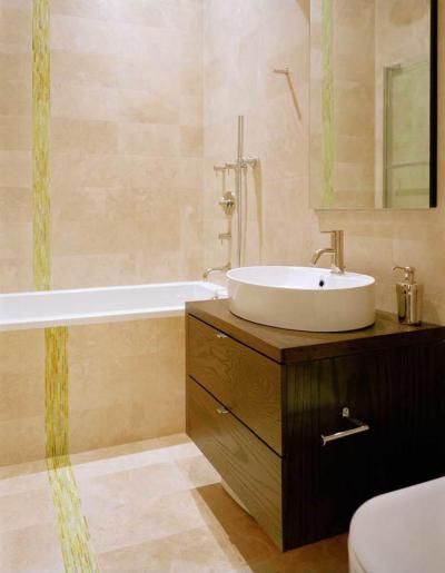 Aranyozott díszcsík falon, padlón - fürdő / WC ötlet, modern stílusban