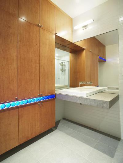 Díszcsík a bútoron - fürdő / WC ötlet, modern stílusban