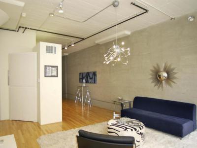 Elegáns betonfal - nappali ötlet, modern stílusban