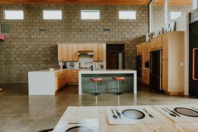 Modern konyha beton és faburkolattal - konyha / étkező ötlet, modern stílusban