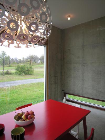 Piros étkezőasztal - konyha / étkező ötlet, modern stílusban