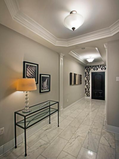 Monokróm előtér - előszoba ötlet, klasszikus stílusban