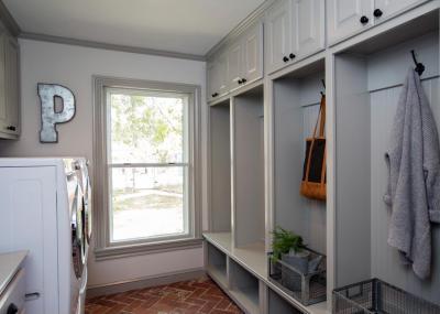 Mosókonyha szürkén-fehéren - előszoba ötlet, modern stílusban