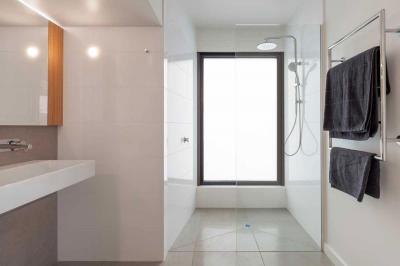 Modern fürdőszoba - fürdő / WC ötlet, modern stílusban