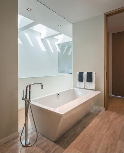Fürdő üveg belső fallal - fürdő / WC ötlet, modern stílusban