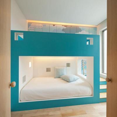 Épített türkíz emeletes ágy  - gyerekszoba ötlet, modern stílusban