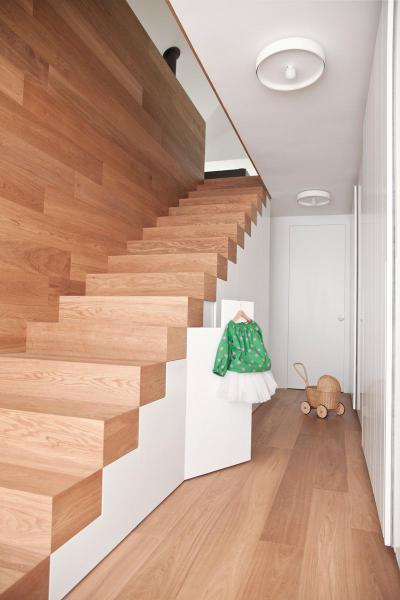 Elegáns fa lépcső feljáró - belső továbbiak ötlet, modern stílusban