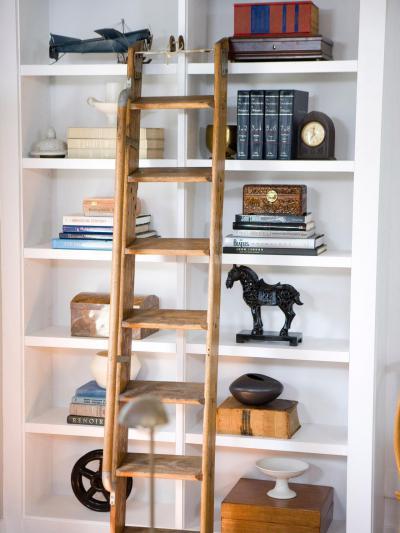 Fehér polc, könyvlétrával - nappali ötlet, modern stílusban