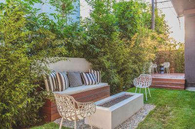 Hangulatos kert - kert / udvar ötlet, modern stílusban