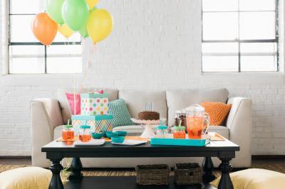Szülinap a nappaliban - nappali ötlet, modern stílusban