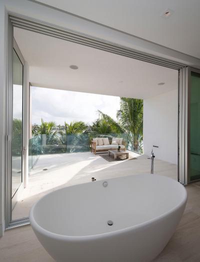 Teraszra nyíló fürdőszoba - fürdő / WC ötlet, modern stílusban