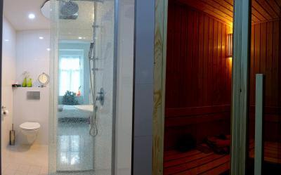 Fürdőszoba szaunával - fürdő / WC ötlet, modern stílusban