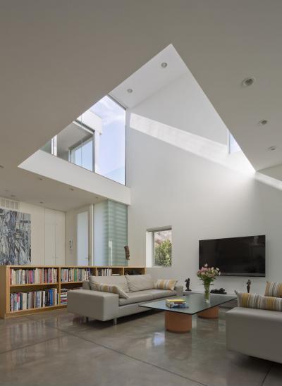 Nagy belmagasság - nappali ötlet, modern stílusban