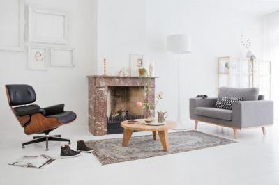 Fehérre festett képkeretek a falon - nappali ötlet, modern stílusban