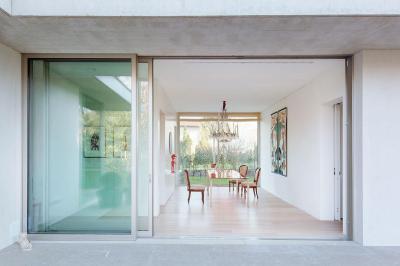 Teraszra nyitott nappali - erkély / terasz ötlet, modern stílusban