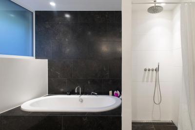 Modern fürdőszoba - fürdő / WC ötlet, modern stílusban