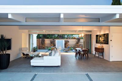 Teraszra nyitott nappali - nappali ötlet, modern stílusban