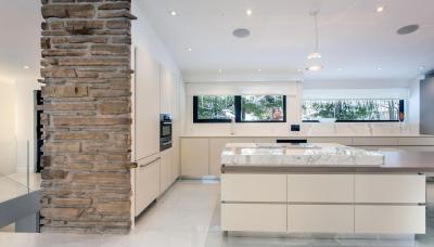 Fehér konyhabútor - konyha / étkező ötlet, modern stílusban