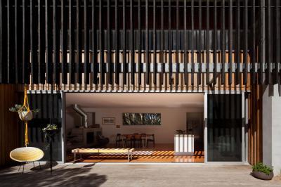 Teraszra nyitott nappali - erkély / terasz ötlet, modern stílusban