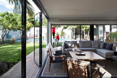 Teraszra nyitott nappali - nappali ötlet, modern stílusban