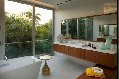 Teraszra nyíló fürdőszoba - fürdő / WC ötlet, modern stílusban