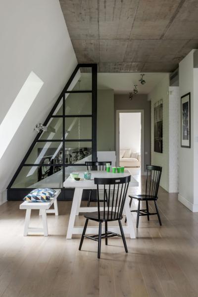 Hangulatos tetőtér - nappali ötlet, modern stílusban