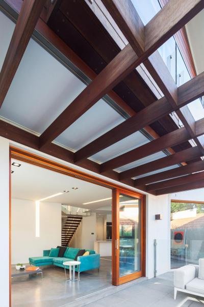 Teraszra nyitott nappali - erkély / terasz ötlet, modern stílusban