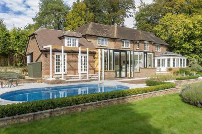 Terasz medencével - homlokzat ötlet