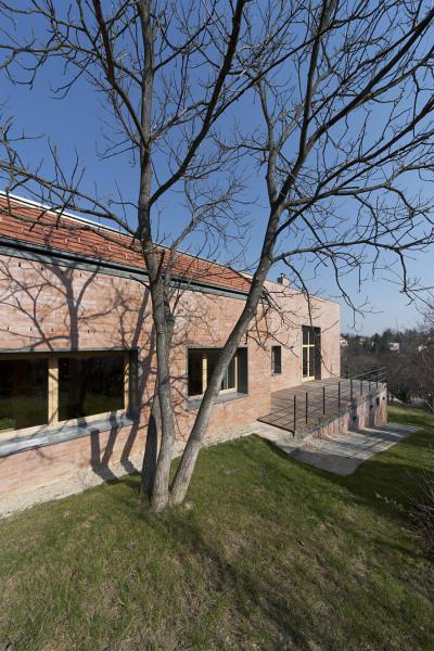 Nyers tégla homlokzat tetővel, terasszal - homlokzat ötlet, modern stílusban