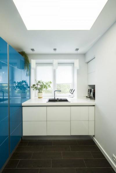 Magasfényű kék konyhabútor - konyha / étkező ötlet, modern stílusban