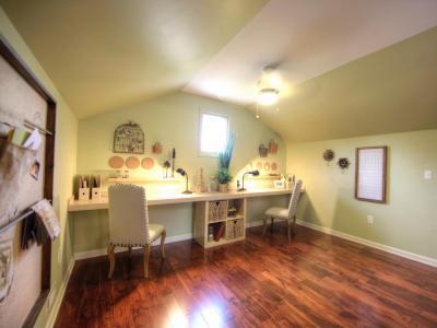 Dolgozó a tetőtérben - dolgozószoba ötlet, modern stílusban