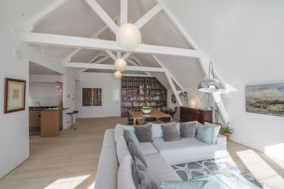 Nappali a tetőtérben - nappali ötlet, modern stílusban